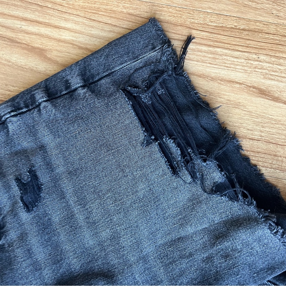 New AMERICAN EAGLE HIGHEST RISE 90’S BOYFRIEND SHORTS DISTRESSED FRAY BLACK JEAN - Picture 4 of 9